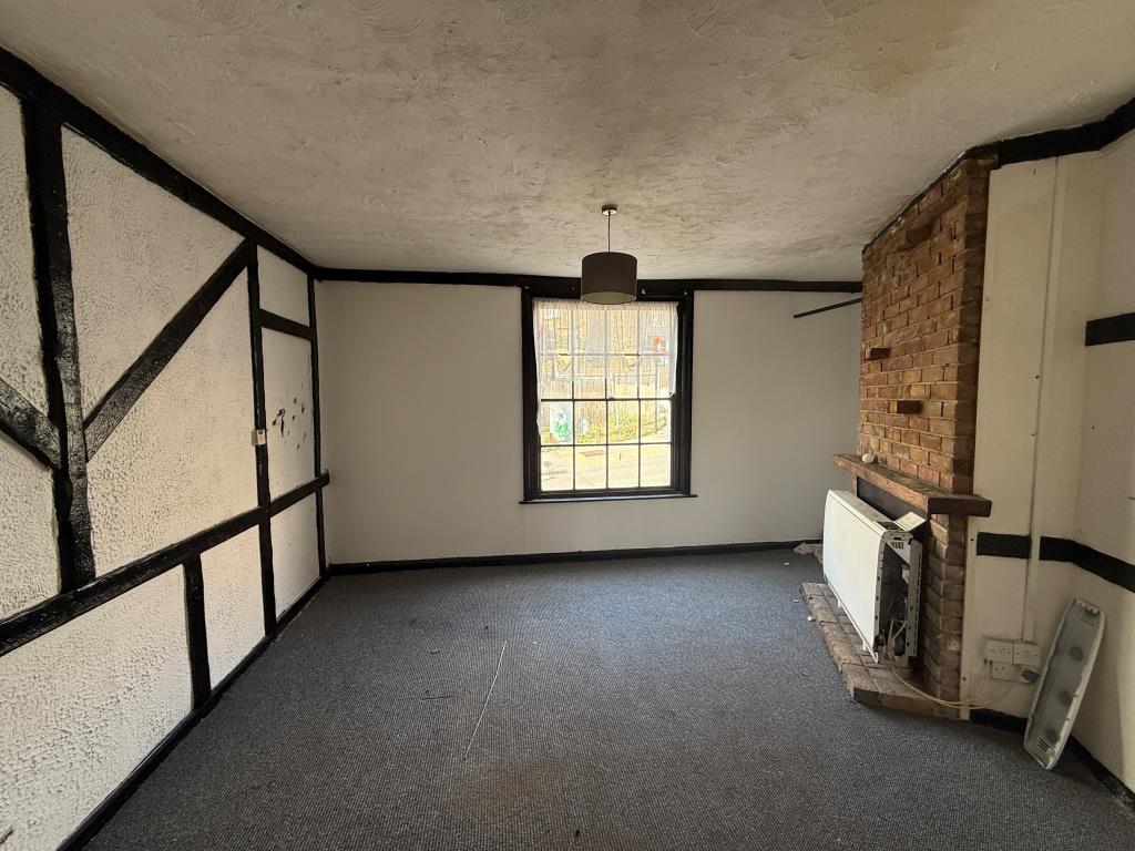 Lot: 98 - FREEHOLD BUILDING WITH PLANNING FOR EXTENSION - Flat B living room